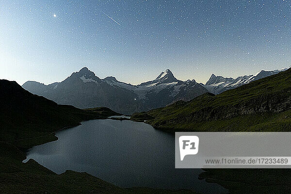 Bachalpsee unter dem nächtlichen Sternenhimmel  Grindelwald  Jungfrau Region  Berner Oberland  Kanton Bern  Schweiz  Europa