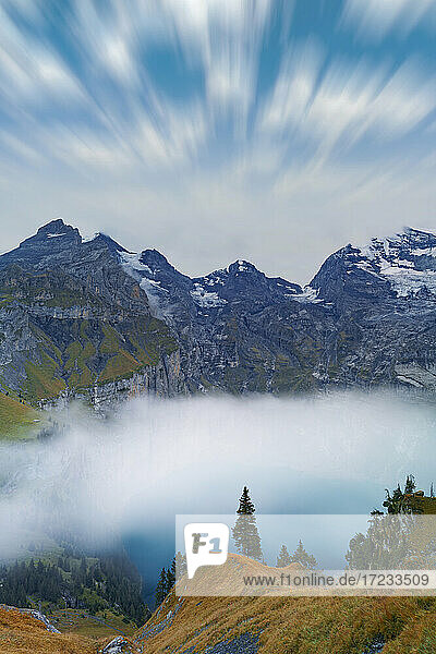Wolken am Himmel über dem nebelverhangenen Oeschinensee  Berner Oberland  Kandersteg  Kanton Bern  Schweiz  Europa