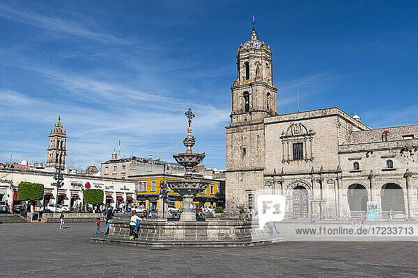 Platz Valladolid und der Platz San Francisco de Assisi  UNESCO-Weltkulturerbe  Morelia  Michoacan  Mexiko  Nordamerika