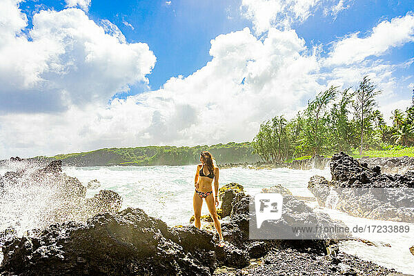 Frau genießt den Ozean auf Maui  Hawaii  Vereinigte Staaten von Amerika  Nordamerika