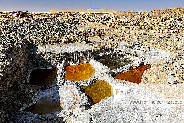 Mehrfarbige Salzbecken in den Salzminen von Bilma  Tenere-Wüste  Niger  Westafrika  Afrika
