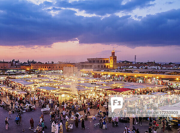 Jemaa el-Fnaa (Jemaa el-Fna) in der Abenddämmerung  Platz und Markt in der Alten Medina  UNESCO-Weltkulturerbe  Marrakesch  Region Marrakesch-Safi  Marokko  Nordafrika  Afrika