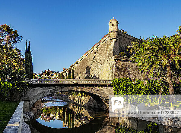 Pont de la Riera (Brücke) und Bastio de Sant Pere (Bastei)  Es Baluard  Palma de Mallorca  Mallorca  Balearische Inseln  Spanien  Mittelmeer  Europa