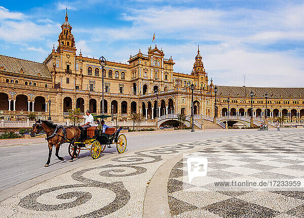 Pferdekutsche am Plaza de Espana de Sevilla (Spanienplatz)  Sevilla  Andalusien  Spanien  Europa