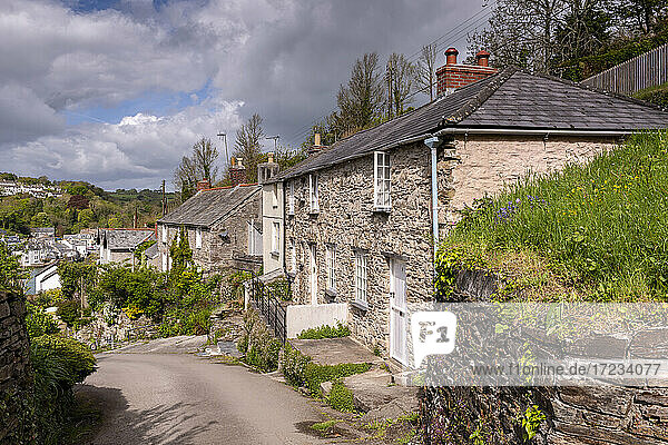 Hübsche Cottages im Frühling im kornischen Dorf Bodinnick bei Fowey  Cornwall  England  Vereinigtes Königreich  Europa