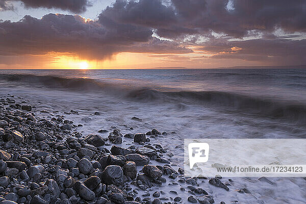 Sonnenaufgang über dem Meer bei Llantwit Major im Winter  Glamorgan  Wales  Vereinigtes Königreich  Europa