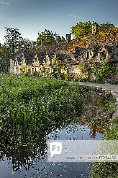 Früher Frühlingsmorgen Blick auf die schönen Cotswolds Cottages in Arlington Row in Bibury  Gloucestershire  England  Vereinigtes Königreich  Europa