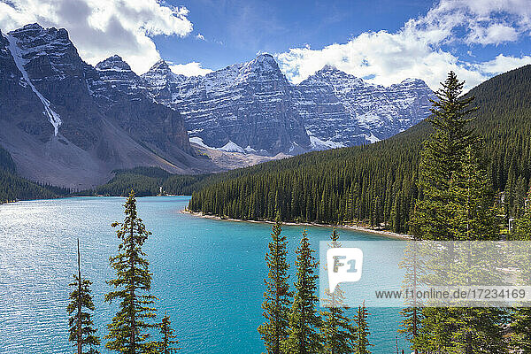 Moraine Lake in den kanadischen Rockies  Banff National Park  UNESCO-Weltkulturerbe  Alberta  Kanada  Nordamerika
