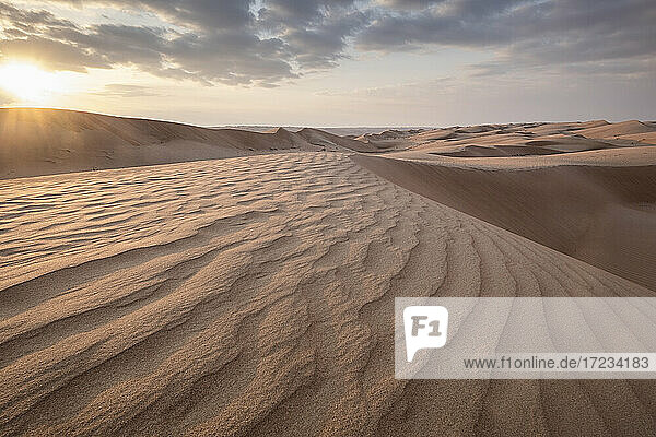 Sanddünen bei Sonnenuntergang in der Wüste Wahiba Sands mit Wolken am Himmel  Oman  Naher Osten