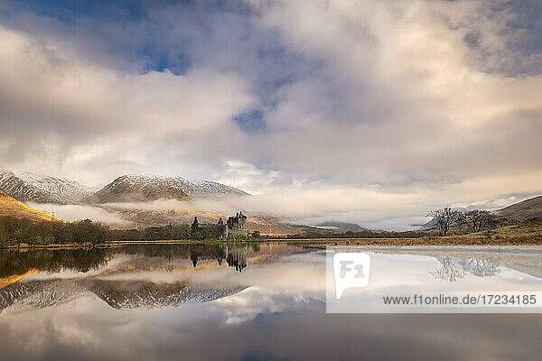 Kilchurn Castle spiegelt sich im Loch Awe in der Morgendämmerung im Winter  Highlands  Schottland  Vereinigtes Königreich  Europa