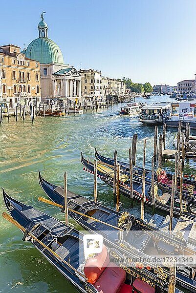 Gondeln und Boote auf dem Canal Grande mit Kirche San Simeone Piccolo an der Ponte degli Scalzi  Venedig  Venetien  Italien  Europa