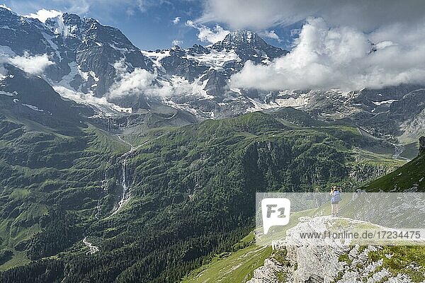 Wanderin auf dem Tanzboden  hinten Breithorn und Tschingelhorn  Lauterbrunnen  Berner Alpen  Berner Oberland  Schweiz  Europa