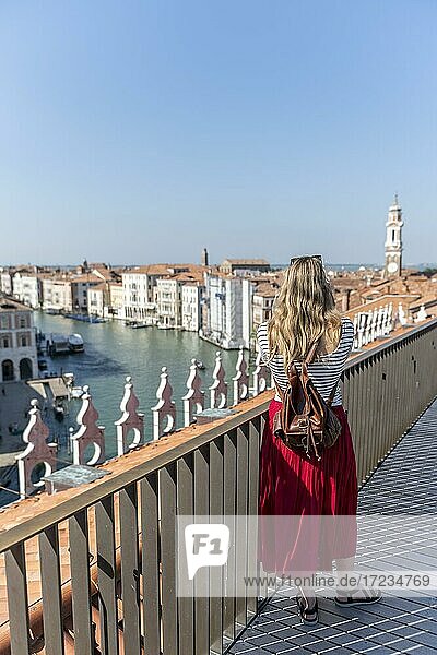 Junge Frau mit rotem Rock  Ausblick vom Panoramadach des Fondaco dei Tedeschi  Blick auf Canal Grande  Venedig  Venetien  Italien  Europa