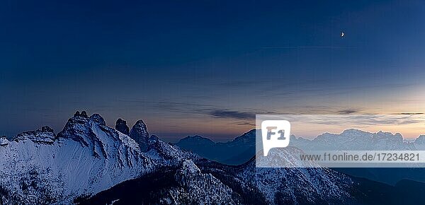 Schneebedeckte Berggipfel der Bosconero Gruppe zur blauen Stunde  Forno  Val di Zoldo  Dolomiten  Venetien  Italien  Europa