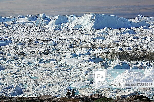 Ausblick über Eisberge  zugefrorener Eisfjord  Ilulissat Grönland