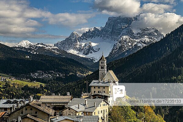 Kirche von Colle Santa Lucia mit Gipfel des Monte Pelmo im Hintergrund  Colle Santa Lucia  Val Fiorentina  Dolomiten Italien