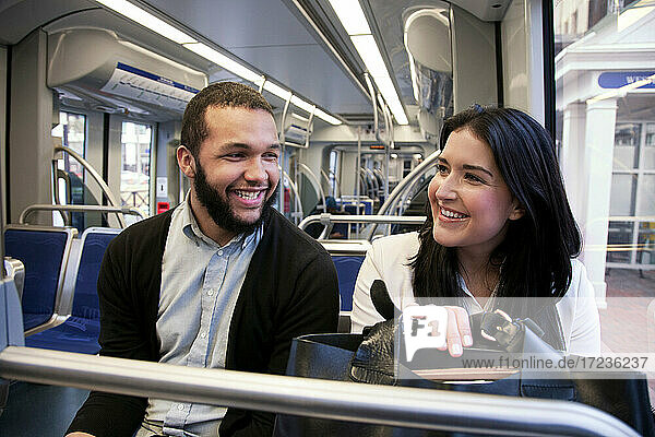 Junges Paar reist mit einem leichten Zug