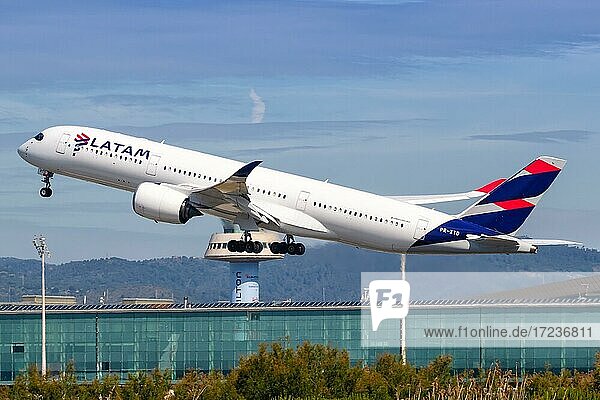 Ein Airbus A350-900 der LATAM Airlines mit dem Kennzeichen PR-XTD startet vom Flughafen Barcelona  Spanien  Europa