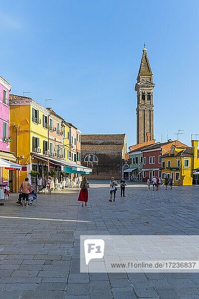 Bunte Häuser  farbenprächtige Hausfassaden  Kirchturm der Chiesa Parrocchiale di San Martino Vescovo  Insel Burano  Venedig  Venetien  Italien  Europa