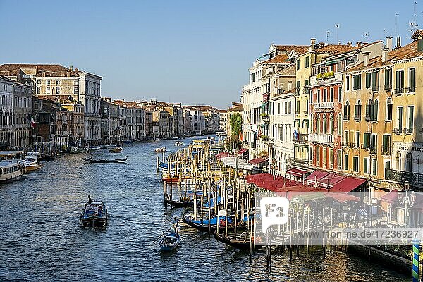 Gondeln am Canal Grande an der Rialto Brücke  Venedig  Region Venetien  Italien  Europa