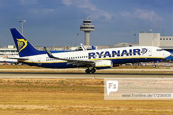 Eine Boeing B737-800 der Ryanair mit dem Kennzeichen EI-DLK startet vom Flughafen Palma de Mallorca  Spanien  Europa