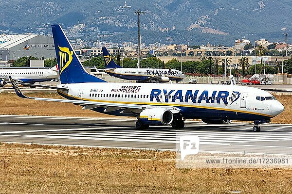 Eine Boeing B737-800 der Ryanair mit dem Kennzeichen EI-EKE startet vom Flughafen in Palma de Mallorca  Spanien  Europa