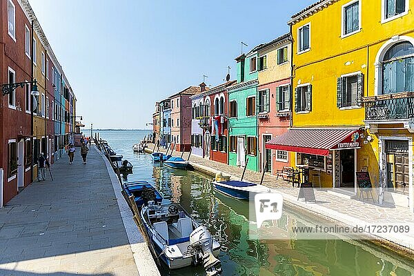 Kanal mit Booten  Bunte Häuser  Farbenprächtige Fassade  Insel Burano  Venedig  Venetien  Italien  Europa