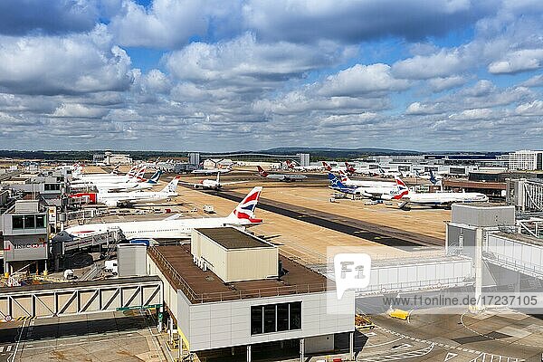 Flugzeuge auf dem Flughafen London Gatwick (LGW) im Vereinigten Königreich