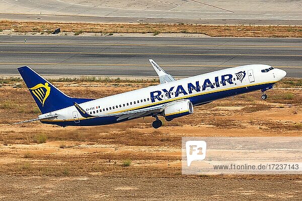 Eine Boeing B737-800 der Ryanair mit dem Kennzeichen EI-FIY startet vom Flughafen Palma de Mallorca  Spanien  Europa