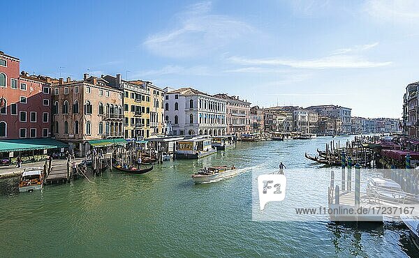 Gondeln am Canal Grande an der Rialto Brücke  Venedig  Region Venetien  Italien  Europa