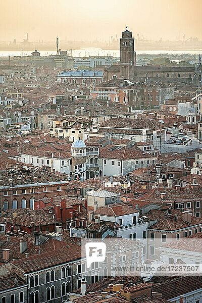Ausblick vom Glockenturm Campanile di San Marco auf zahlreiche Kirchen und Häuser von Venedig  Stadtansicht von Venedig  Venetien  Italien  Europa