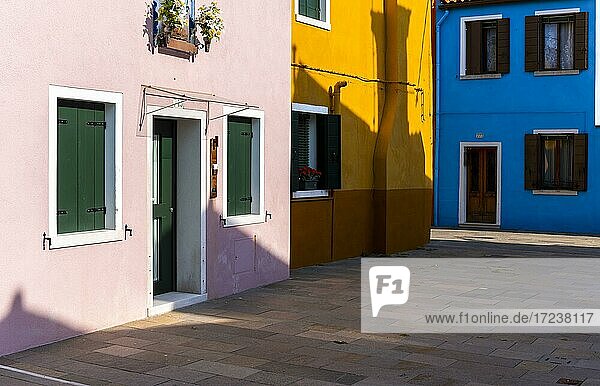 bunte Häuser  farbenprächtige Fassade  Insel Burano  Venedig  Venetien  Italien  Europa