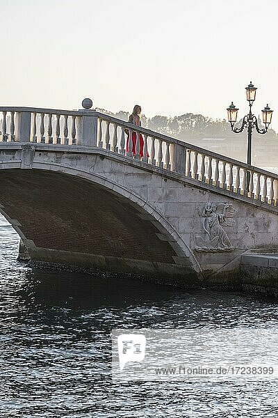 Junge Frau  Touristin geht über eine Brücke  Venedig  Venetien  Italien  Europa