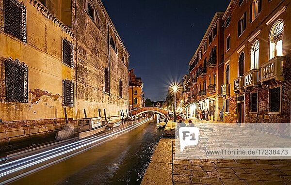 Abendstimmung  Straßenlaternen  Kanal und historische Gebäude  Lichtspuren  Venedig  Venetien  Italien  Europa