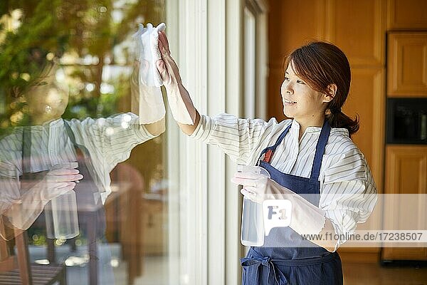 Japanische Frau putzt das Haus
