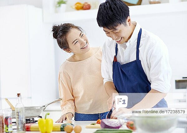 Junges japanisches Paar in der Küche