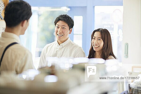Junges japanisches Paar in einem Cafe