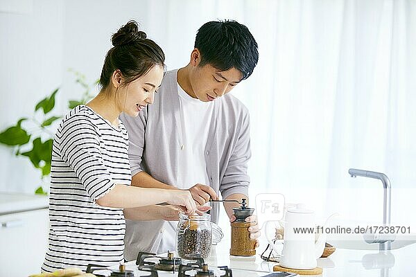 Junges japanisches Paar in der Küche