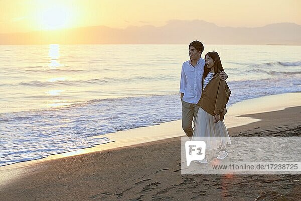 Junges japanisches Paar am Strand