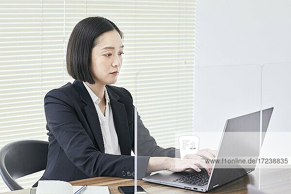 Japanerin bei der Arbeit im Büro