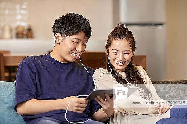 Junges japanisches Paar zu Hause
