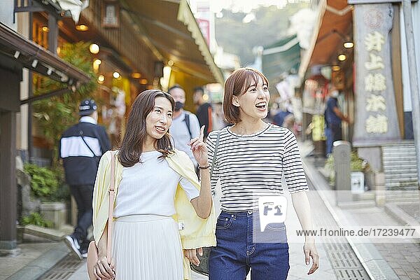 Junge japanische Frauen in einer Einkaufsstraße