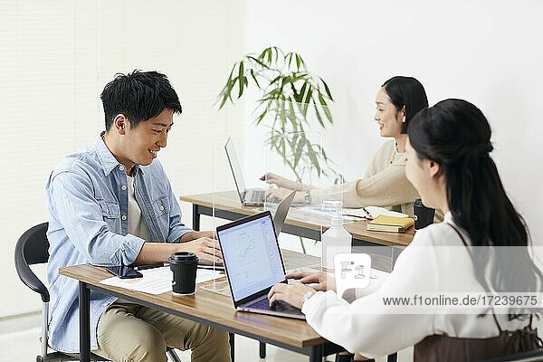 Japanische Geschäftsleute bei der Arbeit im Büro