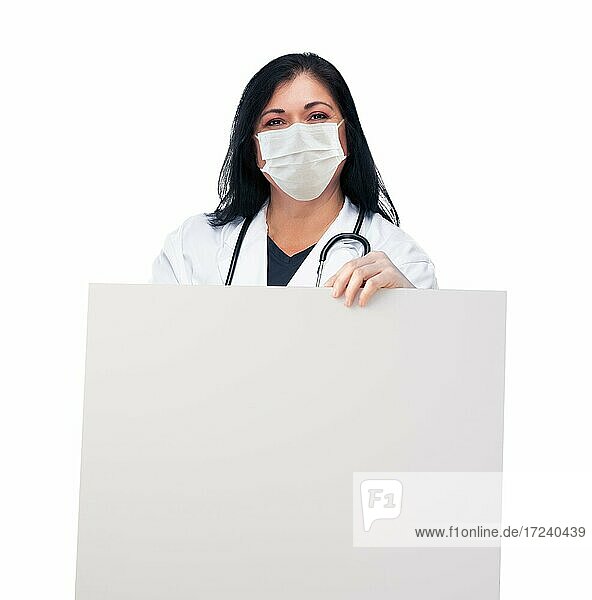 Weiblicher Arzt oder Krankenschwester trägt Schutzmaske Gesicht hält leeren Schild isoliert auf weißem Hintergrund