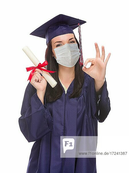 Absolventin trägt medizinische Gesichtsmaske und Kappe und Kittel isoliert auf einem weißen Hintergrund