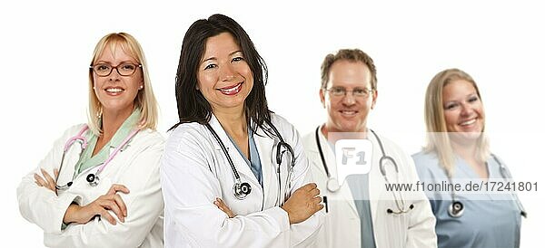 Freundliche hispanische Ärztin und Kollegen vor einem weißen Hintergrund