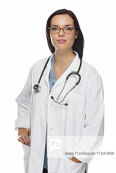 Attraktive gemischtrassige weibliche Krankenschwester oder Ärztin mit Laborkittel und Stethoskop vor einem weißen Hintergrund
