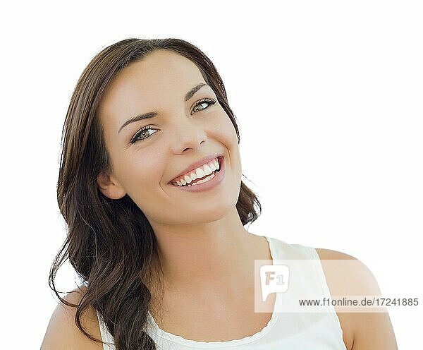 Attraktive junge erwachsene Frau Headshot Porträt vor einem weißen Hintergrund