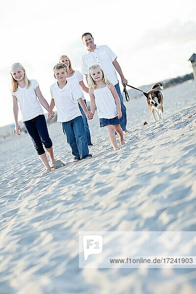 Adorable Kinder und Familie bei einem Spaziergang am Strand