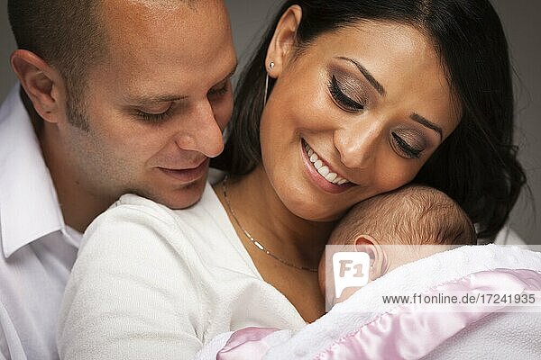 Glückliche junge attraktive gemischtrassige Familie mit neugeborenem Baby